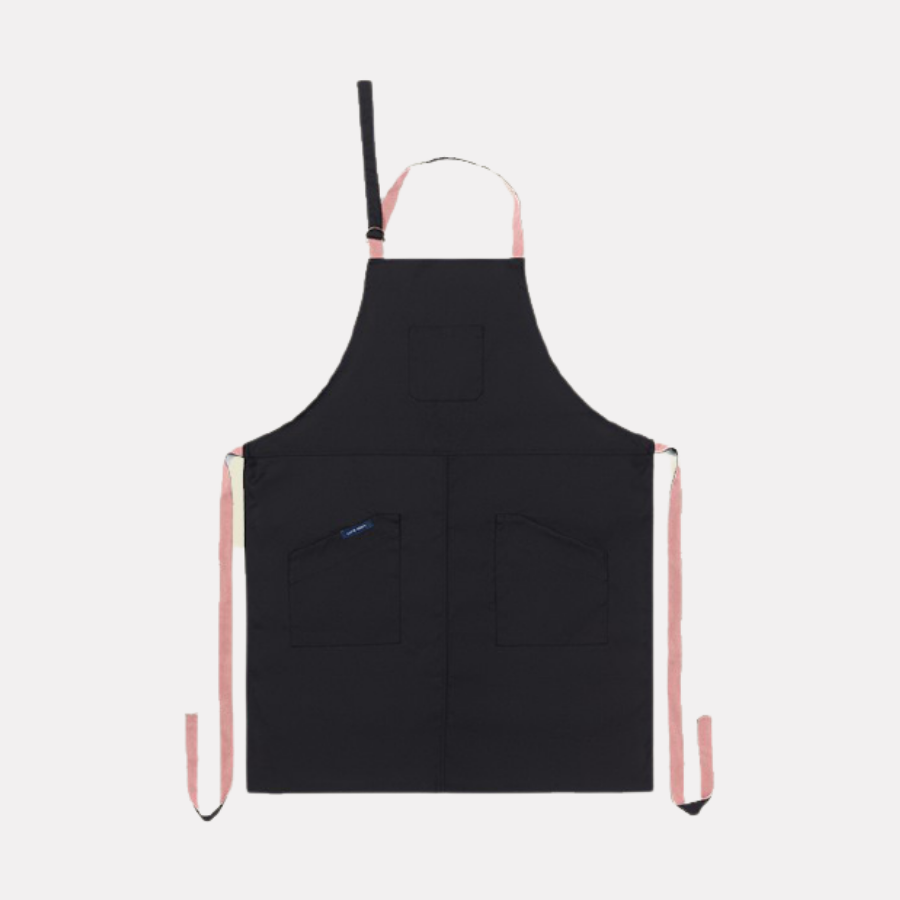 Lucio Verso Black Classic Apron / ​مئزر كلاسيكي أسود من لوتشو ڤيرسو