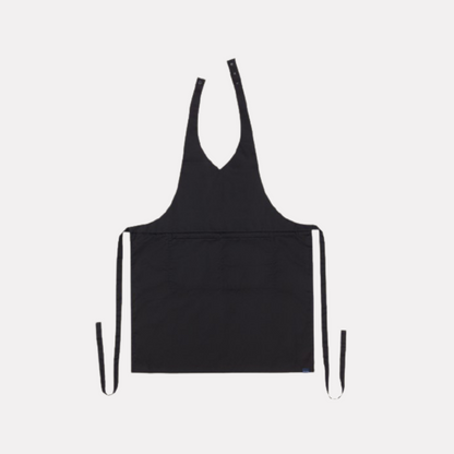 Lucio Verso Black V-Neck Classic Apron / ​مئزر كلاسيكي أسود بقصة V من لوتشو ڤيرسو