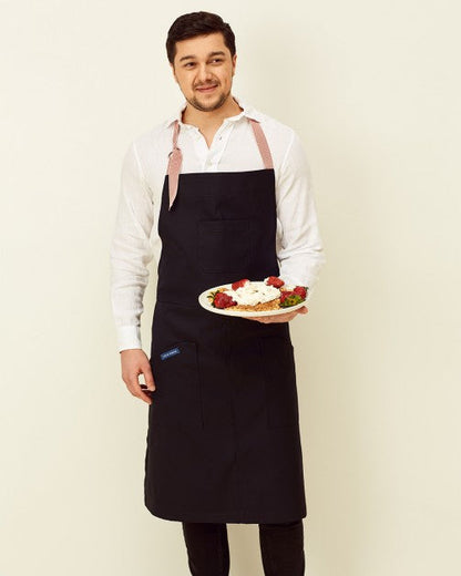 Lucio Verso Black Classic Apron / ​مئزر كلاسيكي أسود من لوتشو ڤيرسو