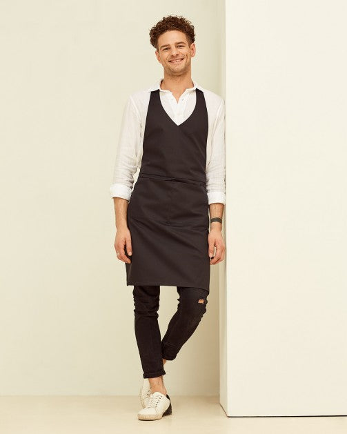 Lucio Verso Black V-Neck Classic Apron / ​مئزر كلاسيكي أسود بقصة V من لوتشو ڤيرسو