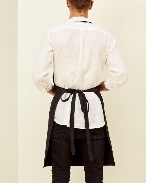 Lucio Verso Black V-Neck Classic Apron / ​مئزر كلاسيكي أسود بقصة V من لوتشو ڤيرسو