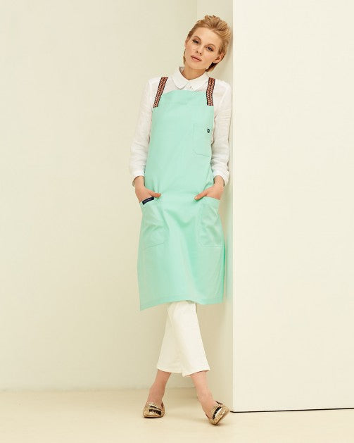 Lucio Verso Mint Cross-Back Apron/ ​مئزر  أخضر نعناعي بظهر متقاطع من لوتشو ڤيرسو / 