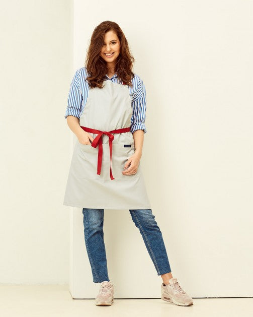 Lucio Verso Pale Grey Classic Apron/​مئزر كلاسيكي رمادي باهت من لوتشو ڤيرسو