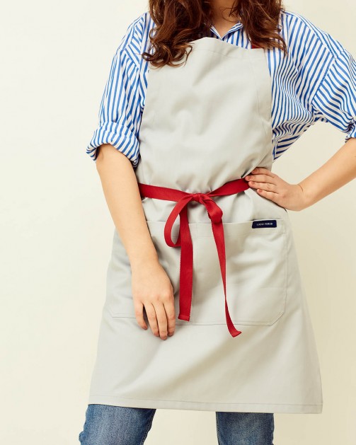 Lucio Verso Pale Grey Classic Apron/​مئزر كلاسيكي رمادي باهت من لوتشو ڤيرسو